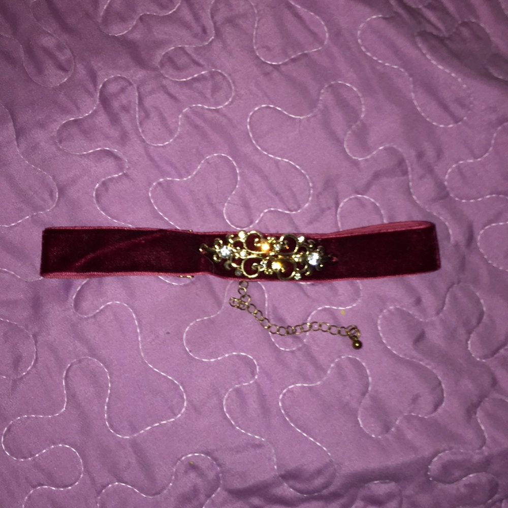 Maroon choker